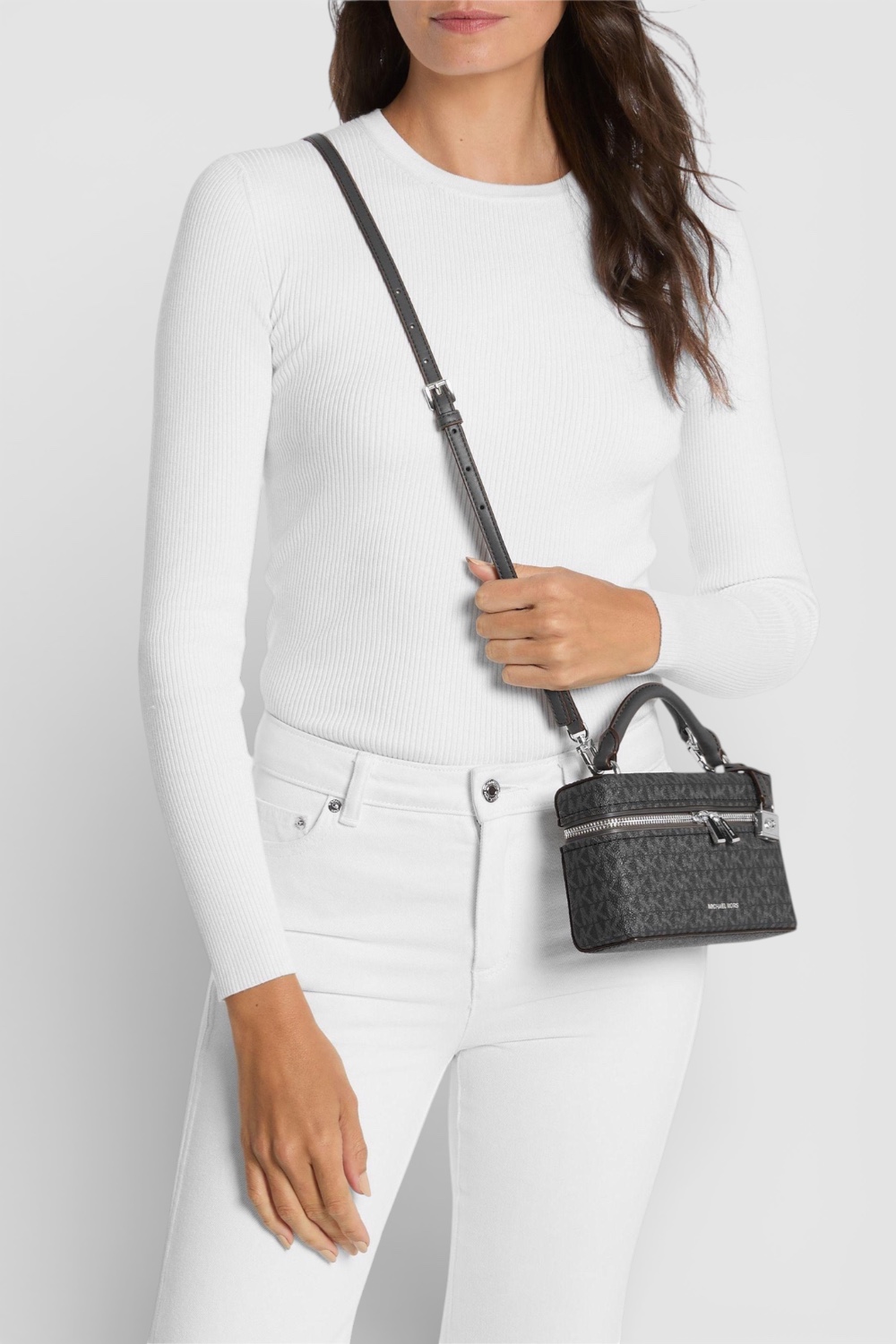 תמונת כל הלוק של תיק יד גנה אקסטרה סמול